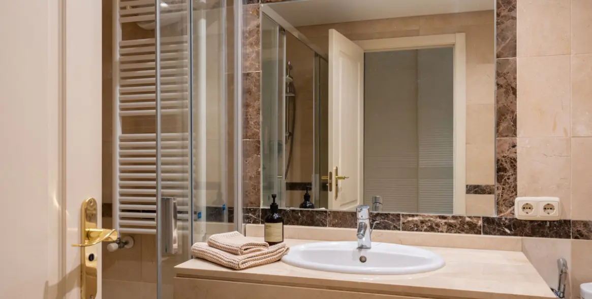 Sale of middle floor apartment in Nueva Andalucía 13