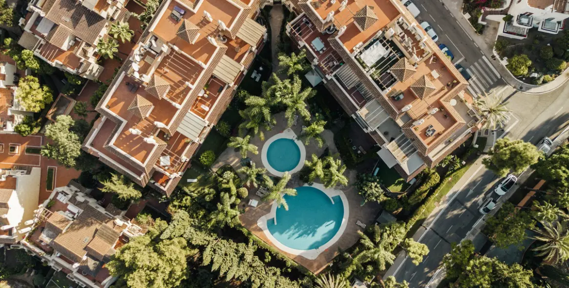 Venta de apartamento en planta media en Nueva Andalucía 21