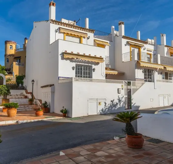 Продажа дома на две семьи в Costabella