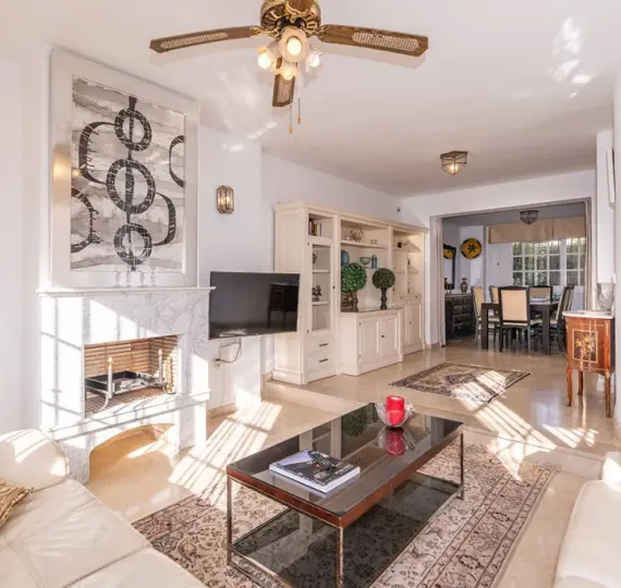 Продажа дома на две семьи в Costabella