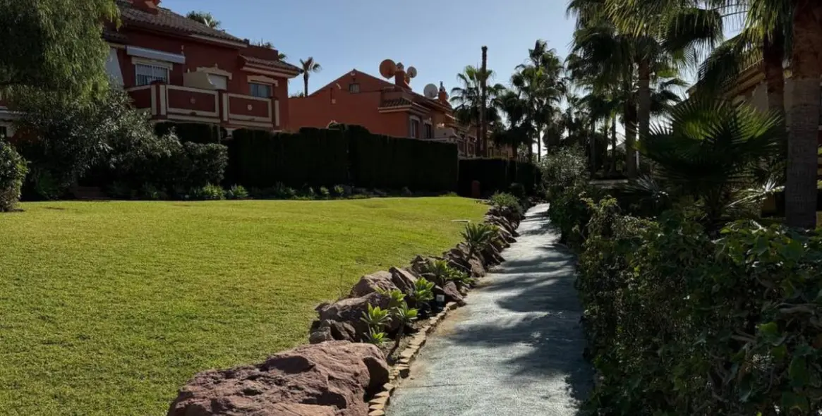 Продажа дома на две семьи в Atalaya 12