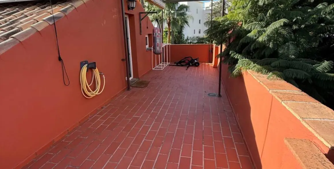 Продажа дома на две семьи в Atalaya 13