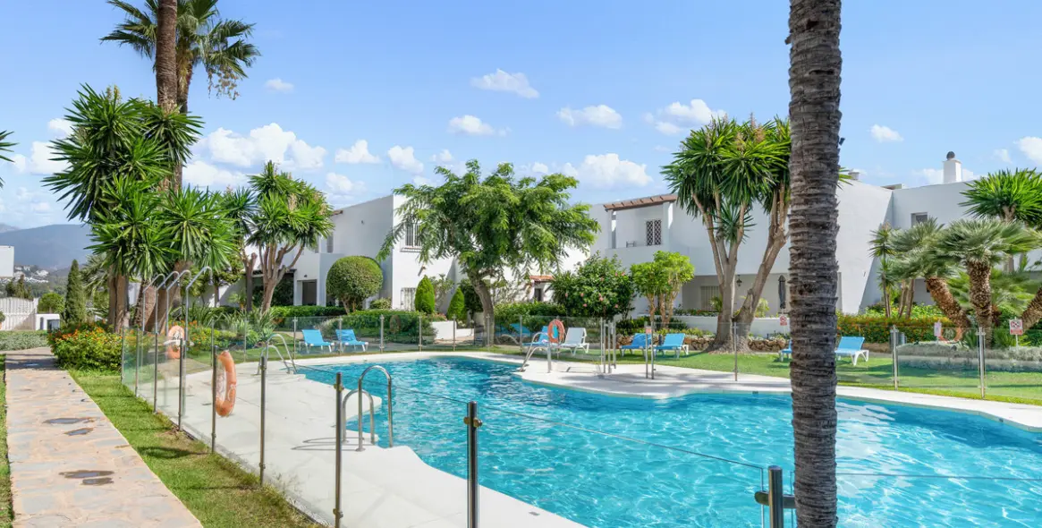 Sale of middle floor apartment in Nueva Andalucía 2