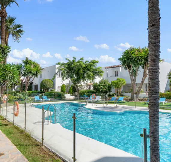 Sale of middle floor apartment in Nueva Andalucía