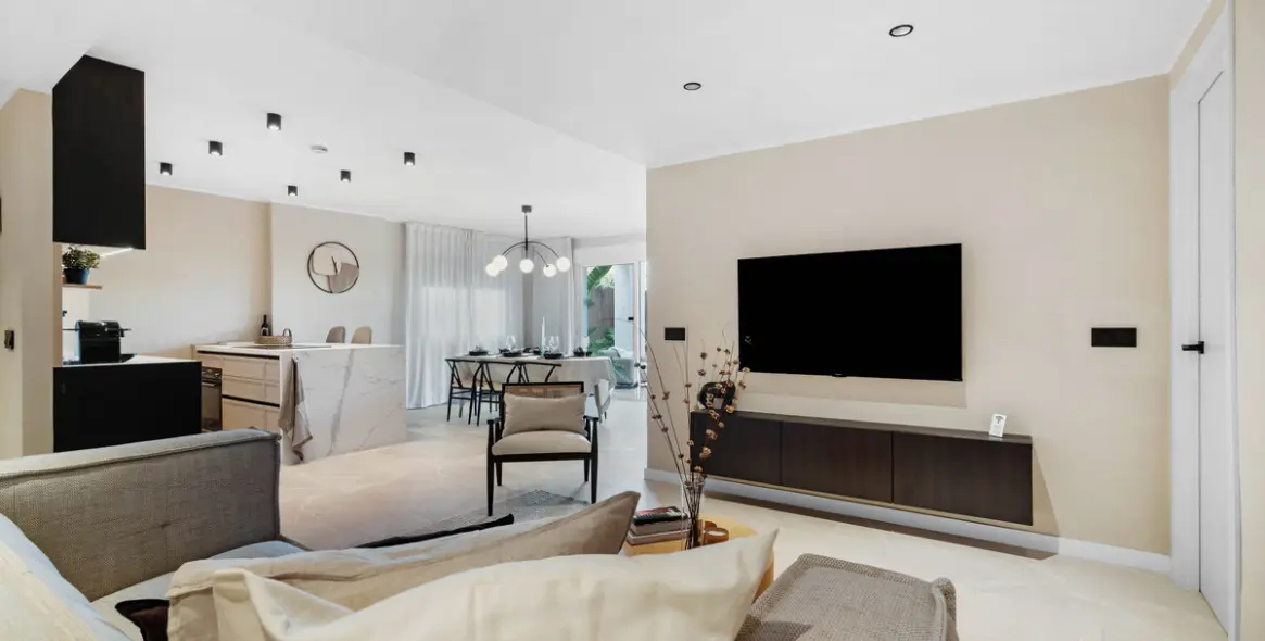 Sale of middle floor apartment in Nueva Andalucía 3