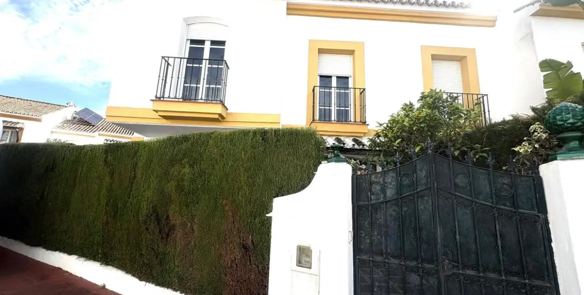 Продажа дома на две семьи в Cancelada 4