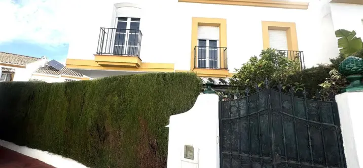 Продажа дома на две семьи в Cancelada 3