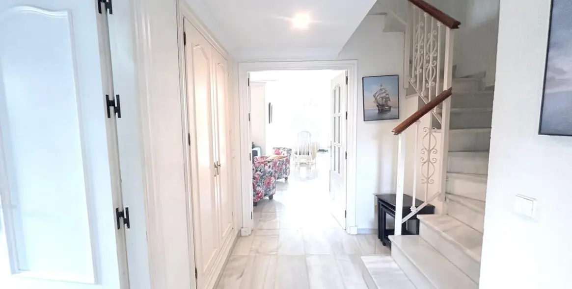 Продажа дома на две семьи в Cancelada 5