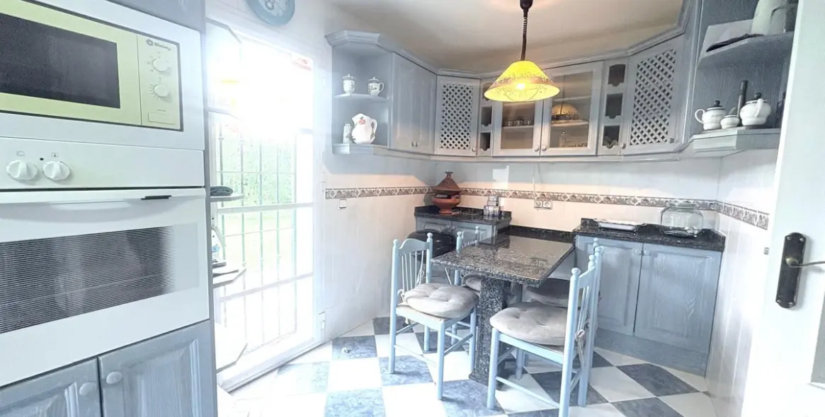 Продажа дома на две семьи в Cancelada 10