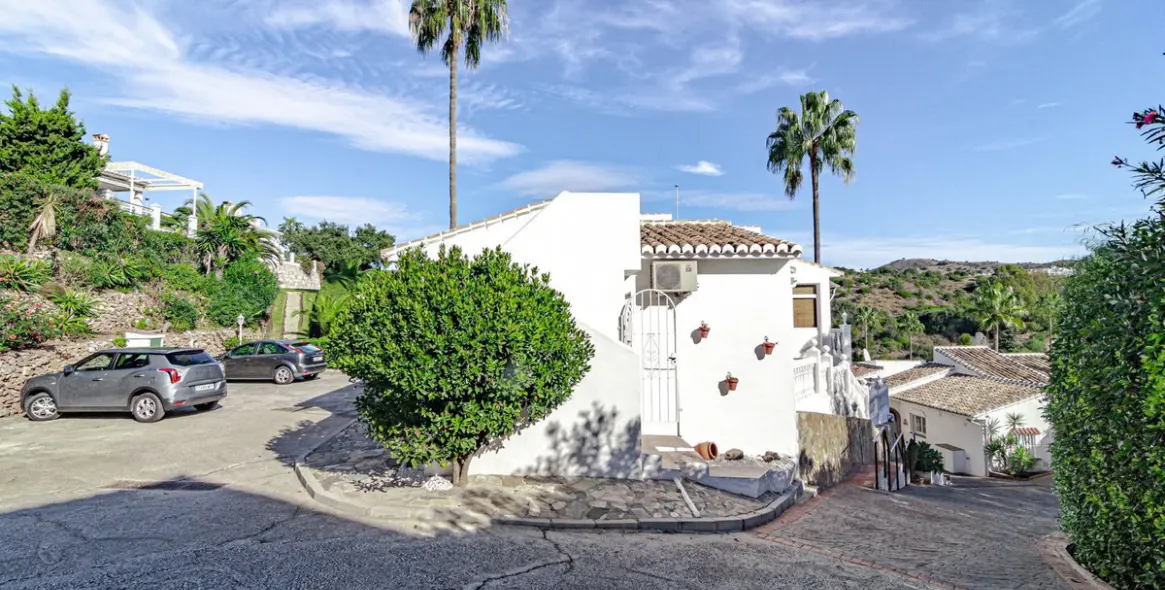 Продажа  отдельно стоящей виллы в Calahonda 2