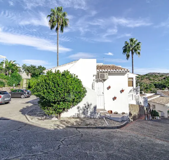 Продажа  отдельно стоящей виллы в Calahonda