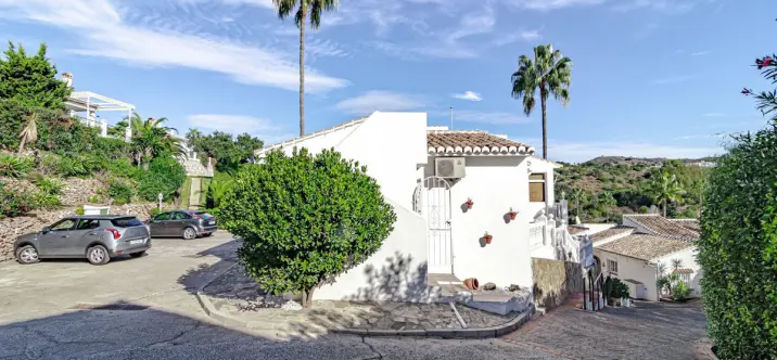 Продажа  отдельно стоящей виллы в Calahonda 1