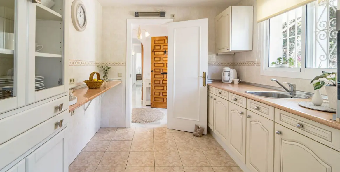 Продажа  отдельно стоящей виллы в Calahonda 14