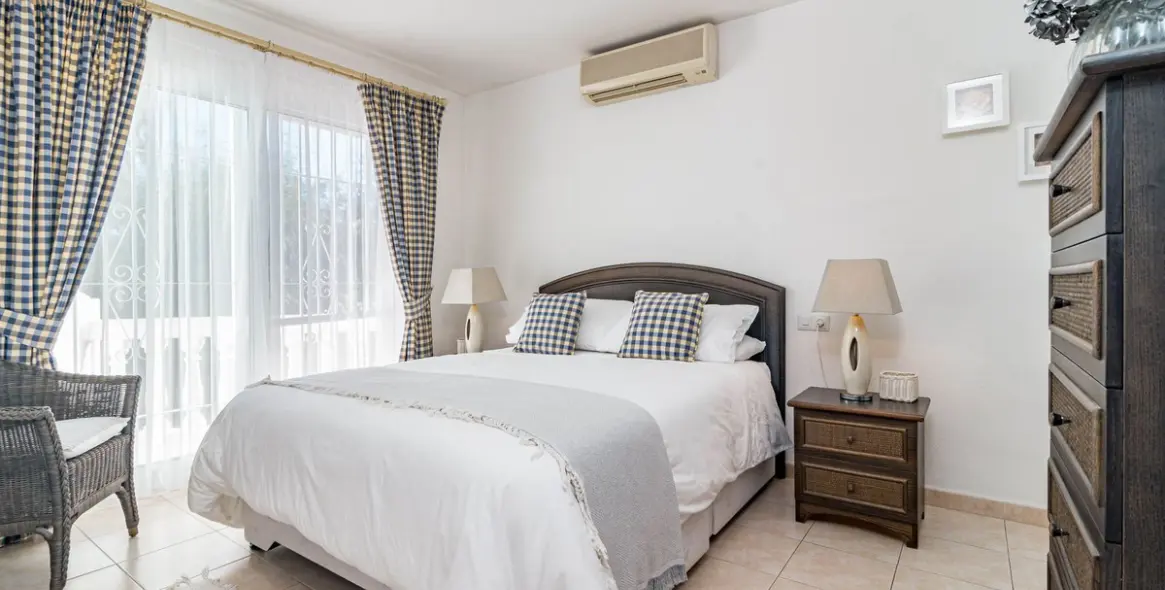 Продажа  отдельно стоящей виллы в Calahonda 18