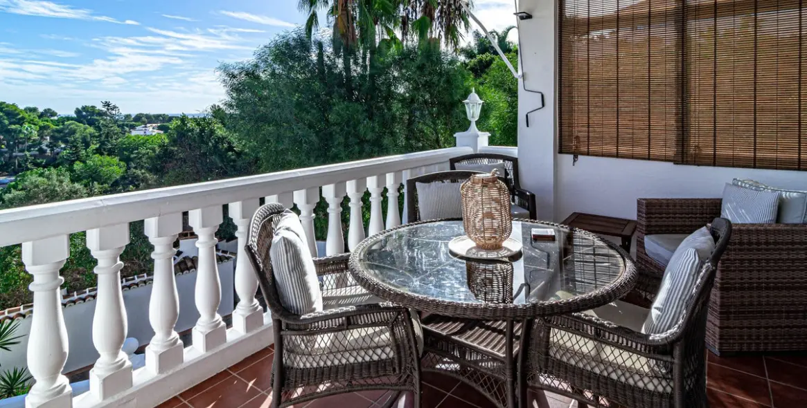 Sale of detached villa in Calahonda 35