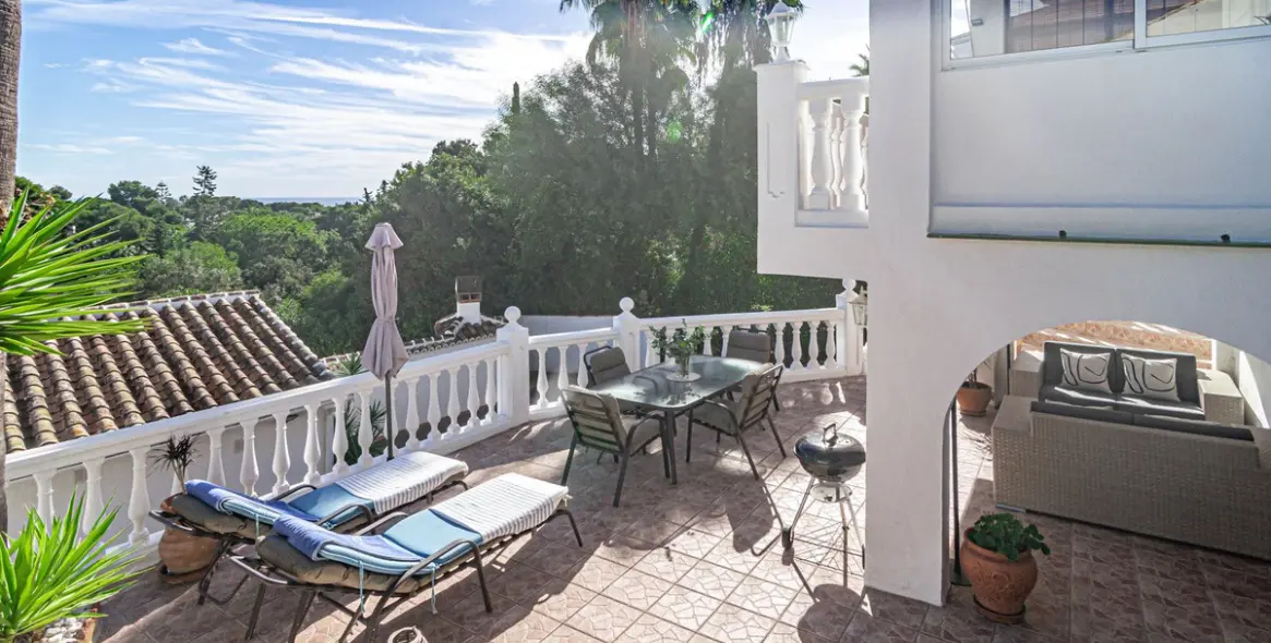 Sale of detached villa in Calahonda 36