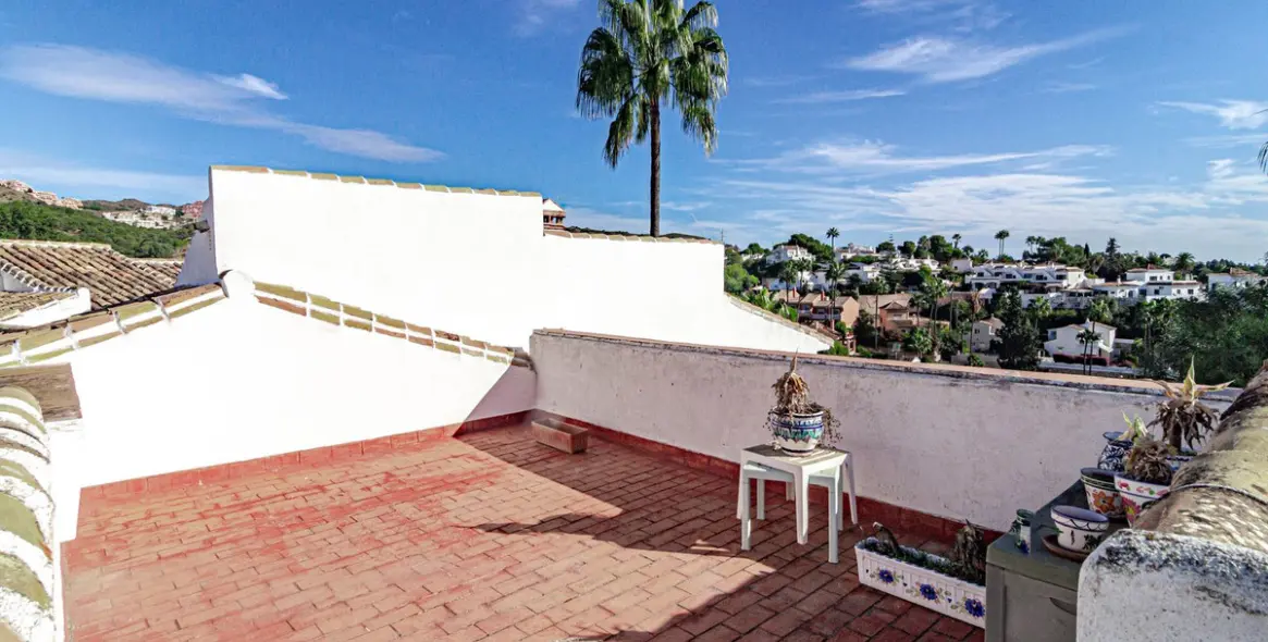 Sale of detached villa in Calahonda 40