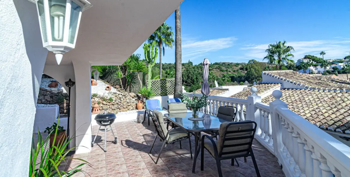 Sale of detached villa in Calahonda 44