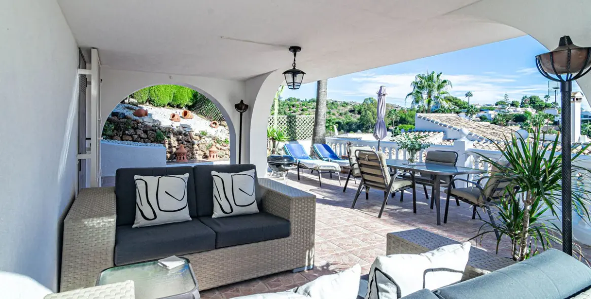 Sale of detached villa in Calahonda 45