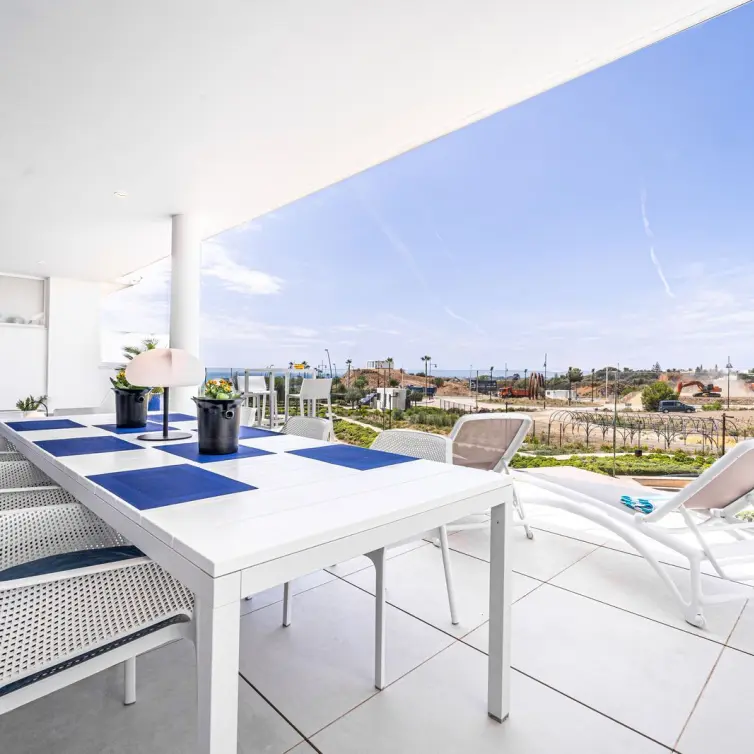 Sale of middle floor apartment in Fuengirola