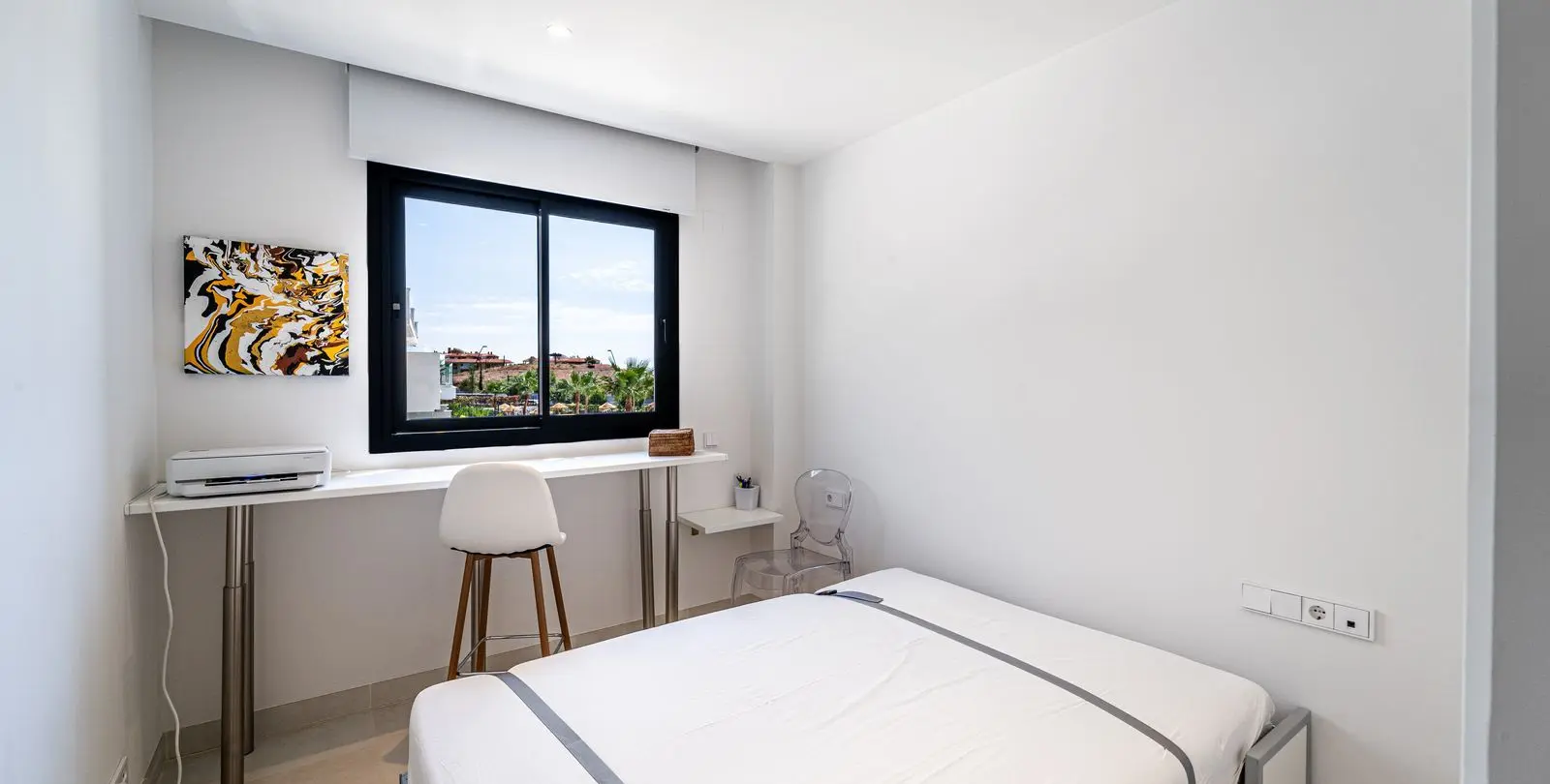 Sale of middle floor apartment in Fuengirola 11