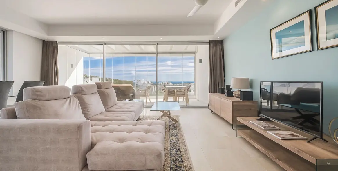 Sale of middle floor apartment in Estepona 2