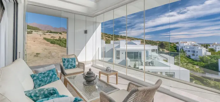 Venta de apartamento en planta media en Estepona 2