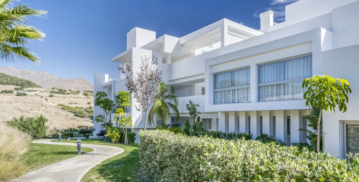 Sale of middle floor apartment in Estepona 19
