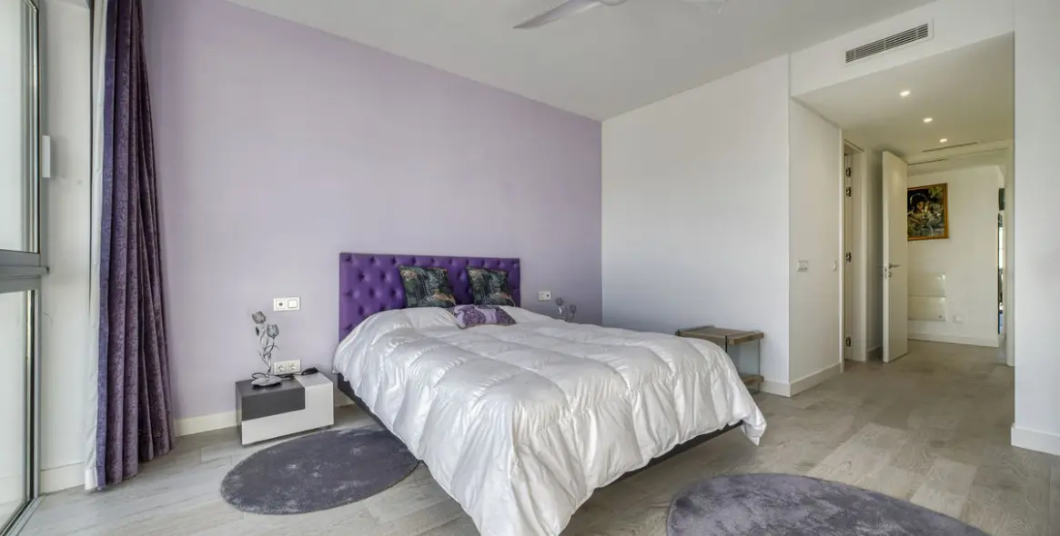 Venta de apartamento en planta media en Estepona 25