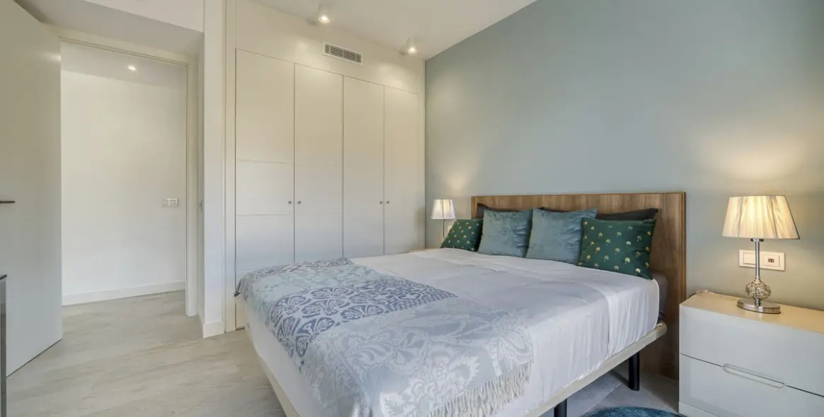 Venta de apartamento en planta media en Estepona 27