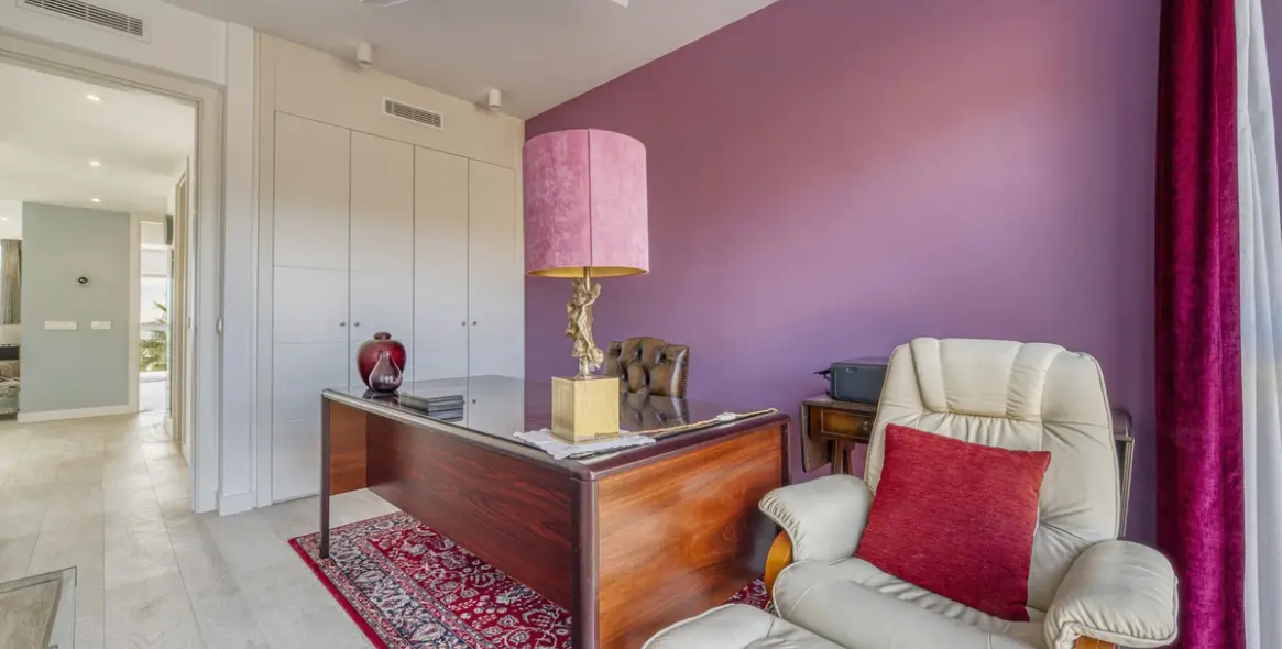 Venta de apartamento en planta media en Estepona 28