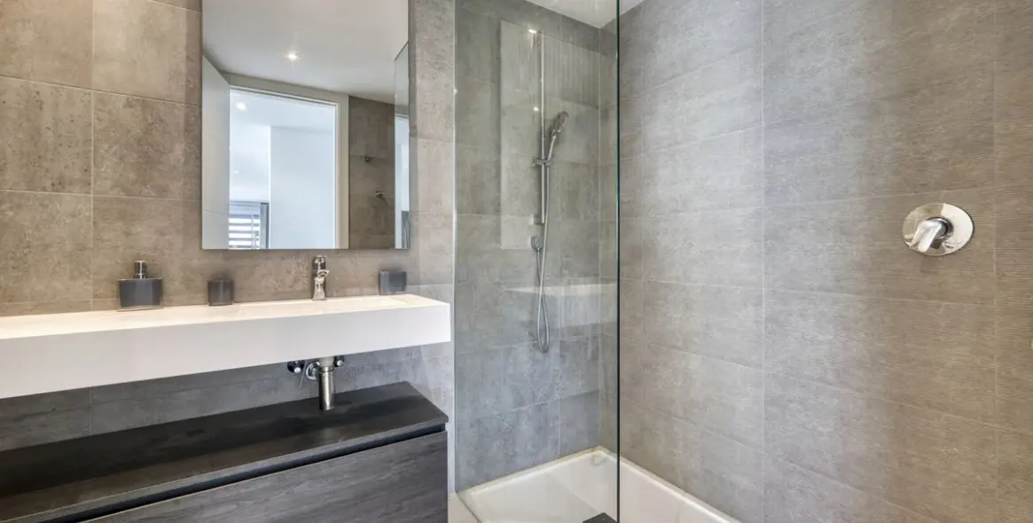 Venta de apartamento en planta media en Estepona 30