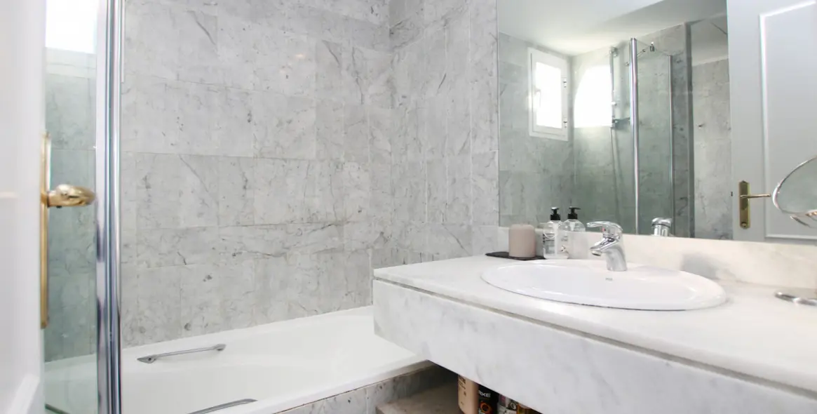 Sale of penthouse duplex in Nueva Andalucía 13