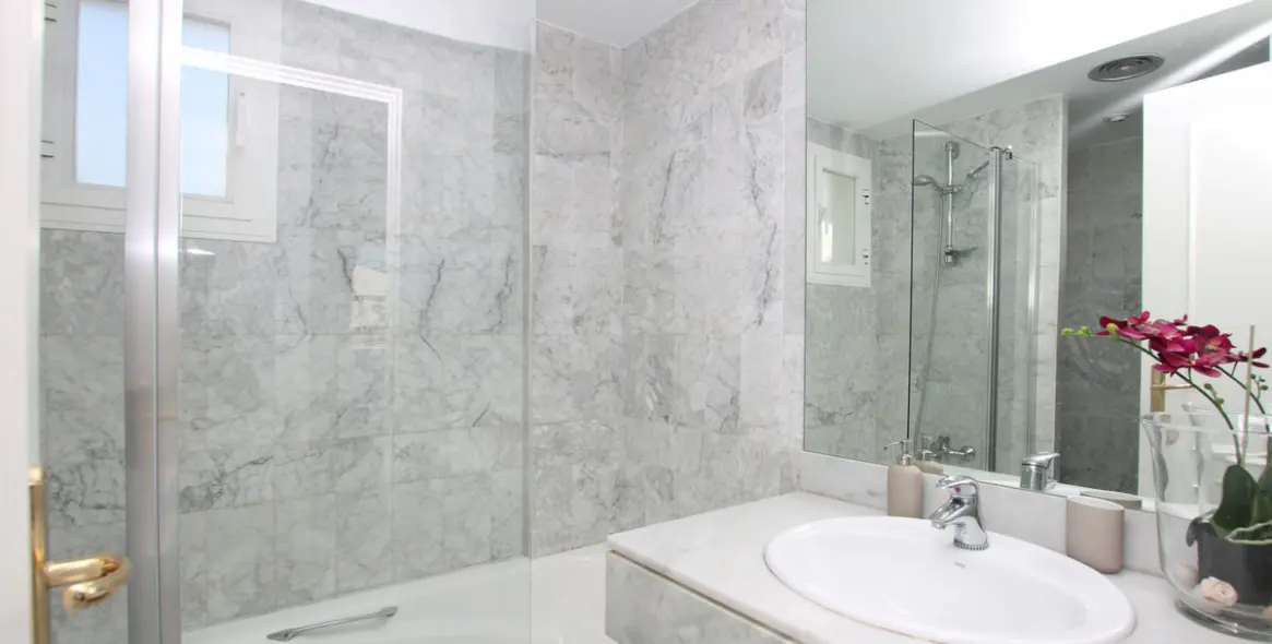 Sale of penthouse duplex in Nueva Andalucía 17