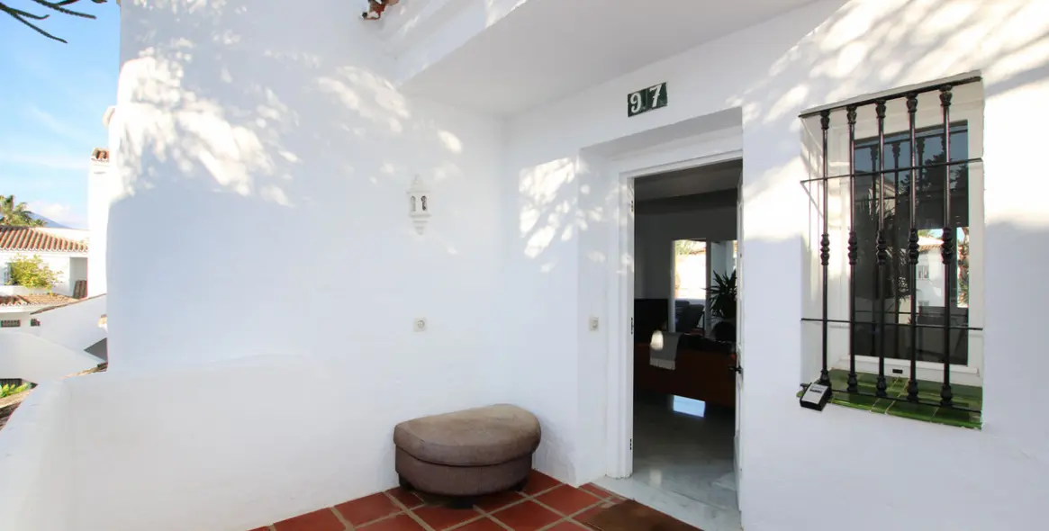Sale of penthouse duplex in Nueva Andalucía 23