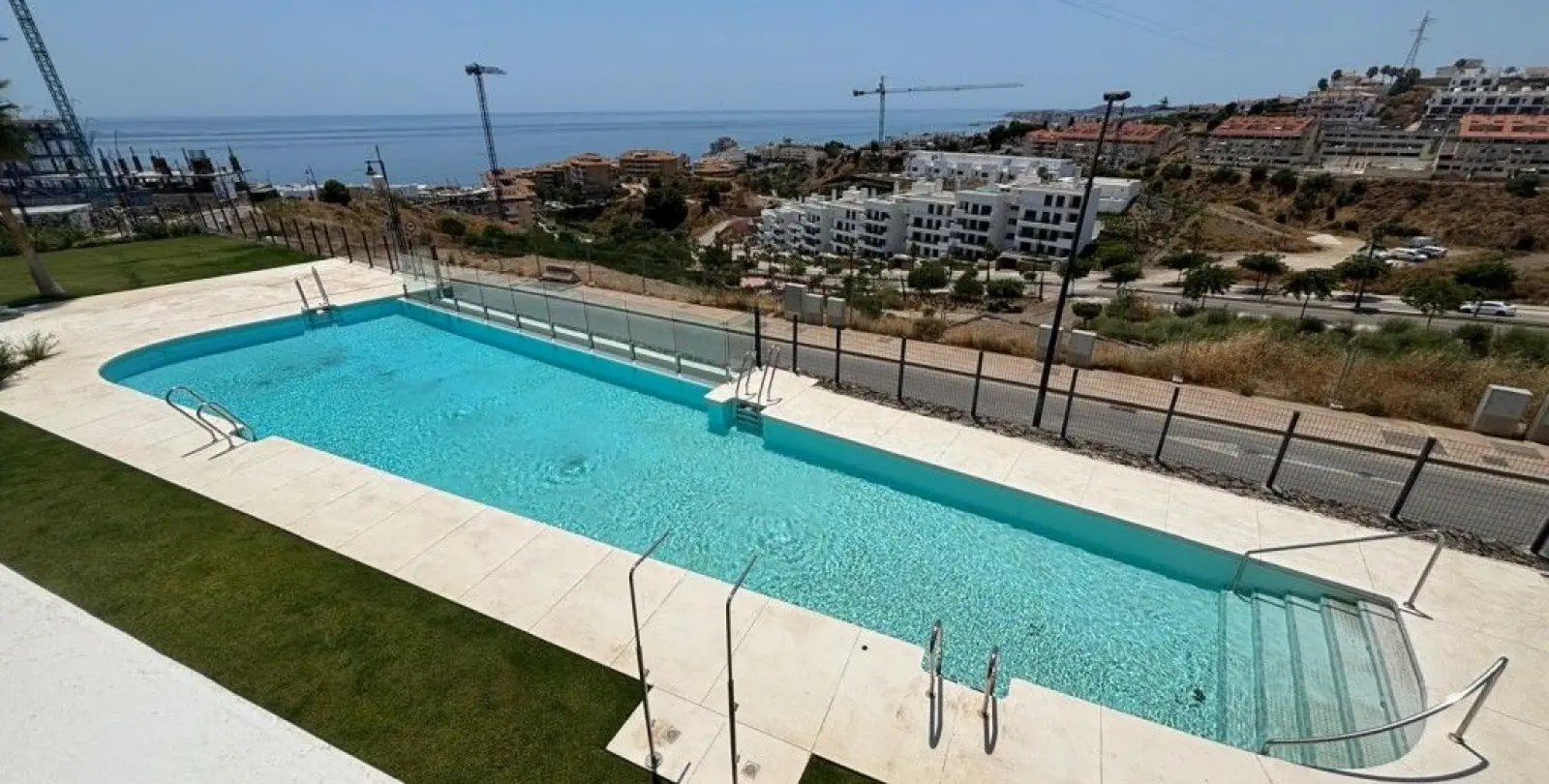 Sale of middle floor apartment in Fuengirola 1