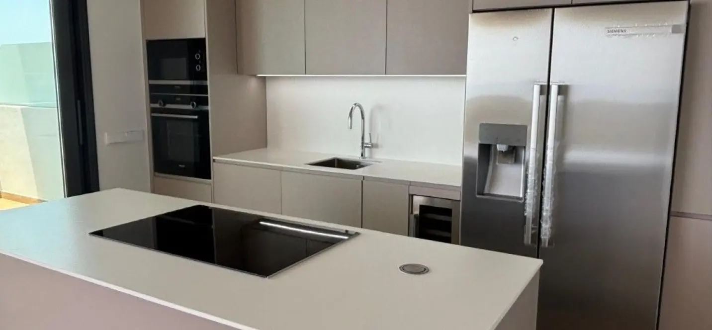 Sale of middle floor apartment in Fuengirola 2