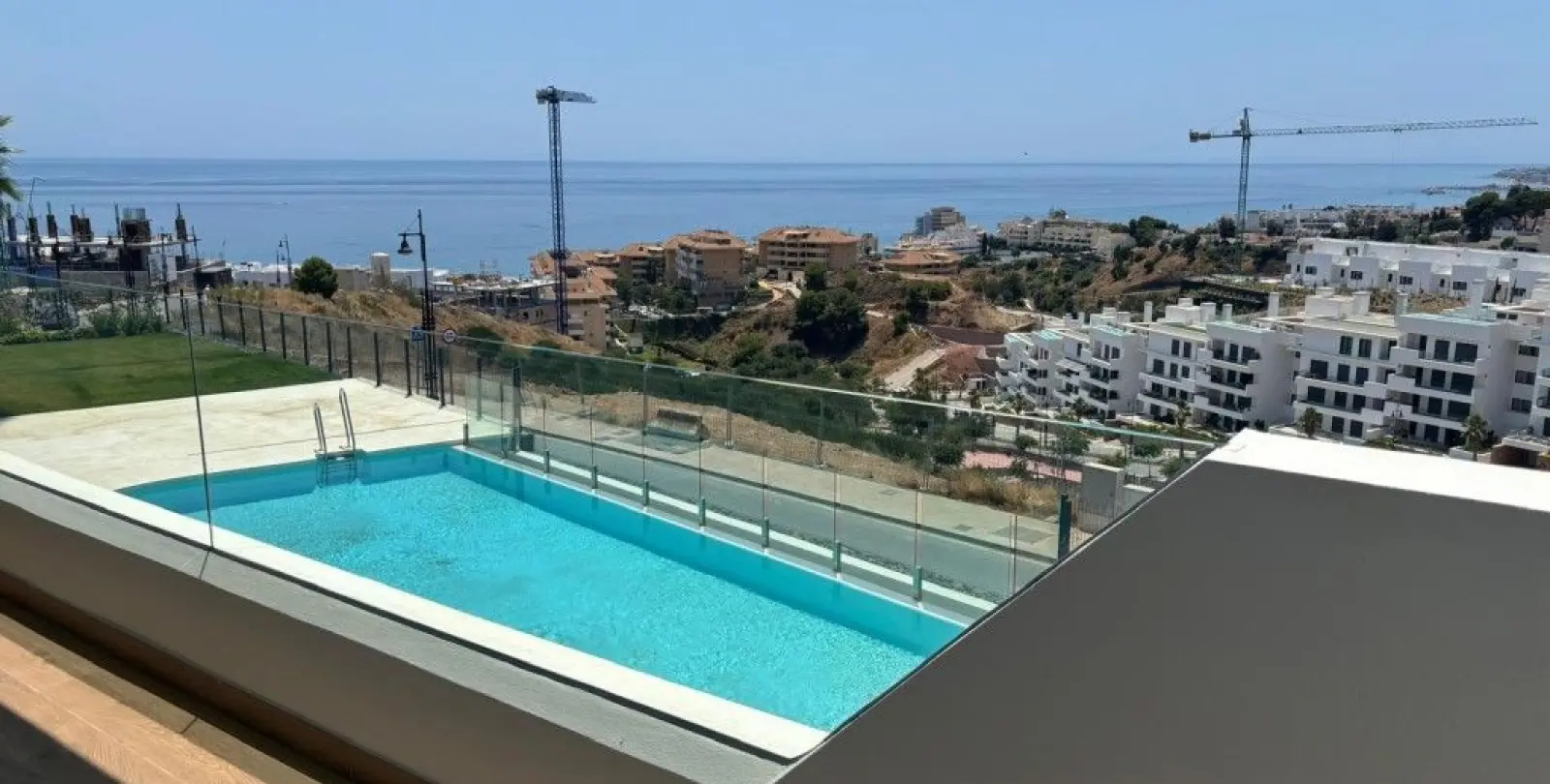 Sale of middle floor apartment in Fuengirola 19