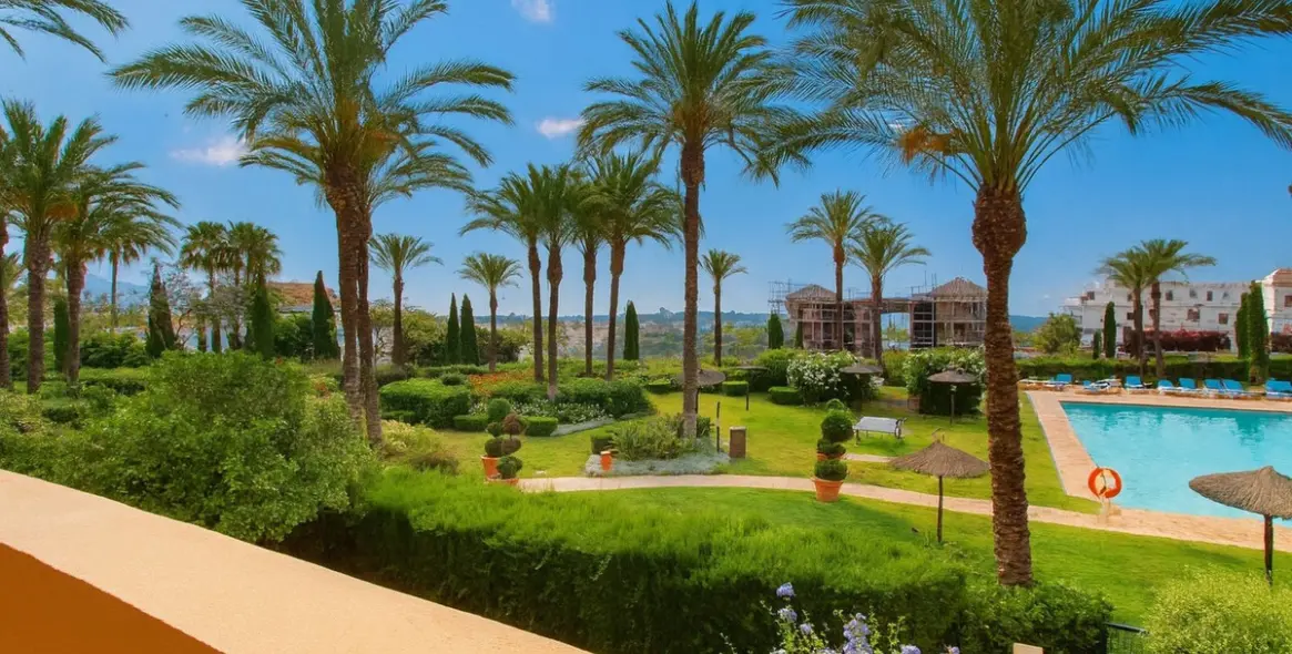Sale of middle floor apartment in Los Flamingos 2