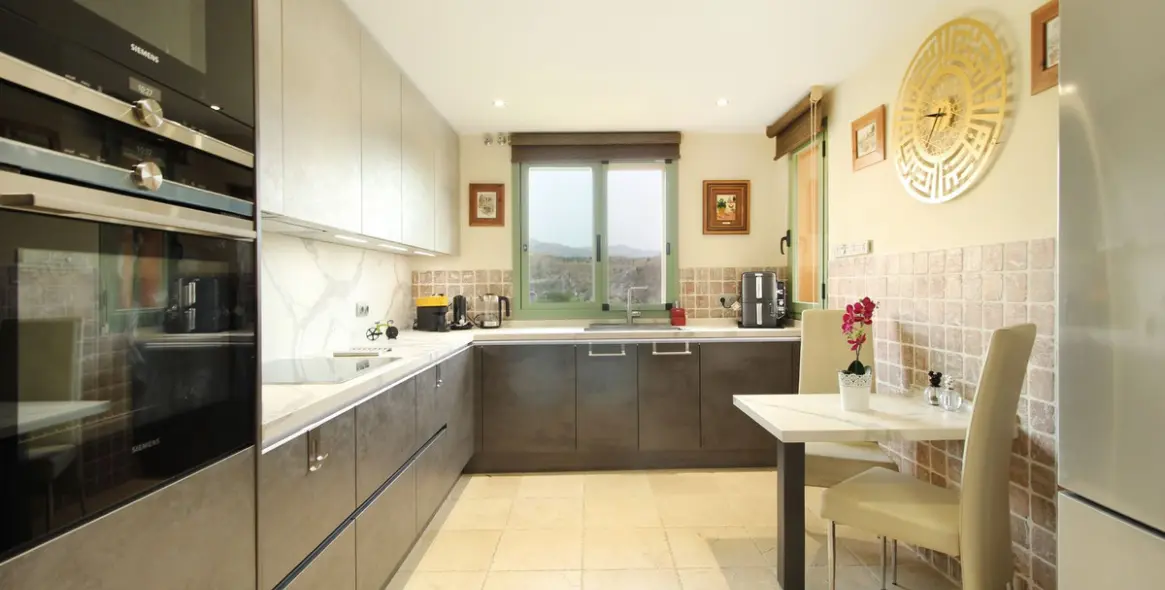 Sale of middle floor apartment in Los Flamingos 6