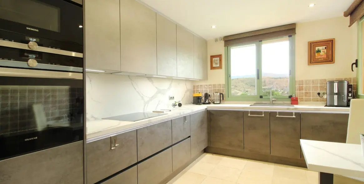 Sale of middle floor apartment in Los Flamingos 7