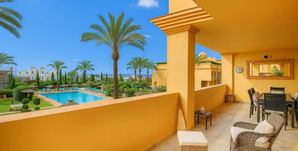 Sale of middle floor apartment in Los Flamingos 11