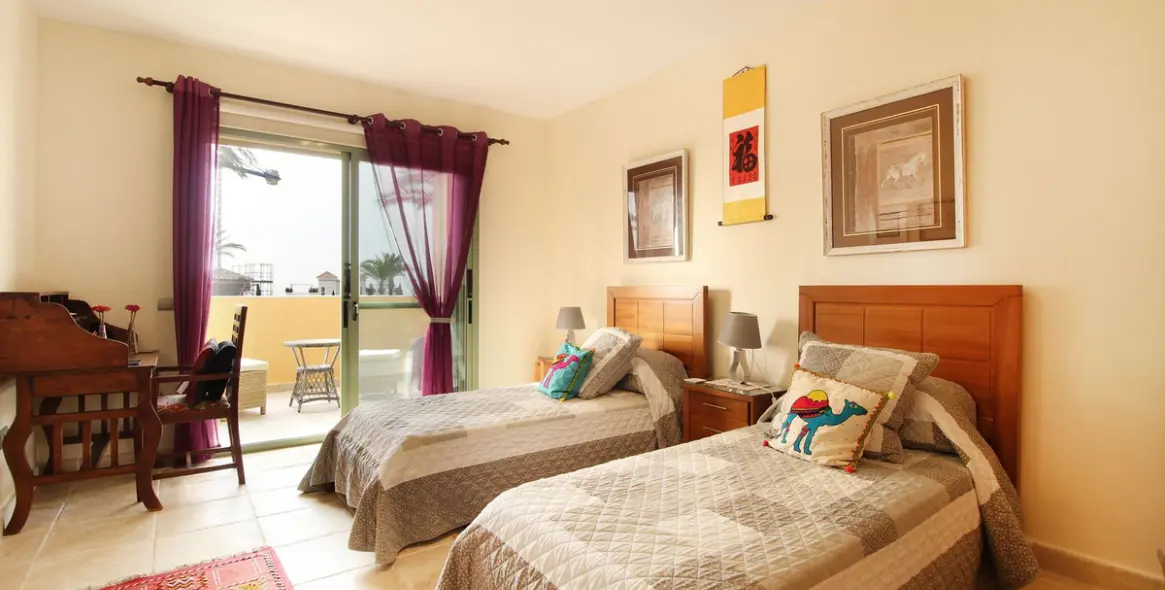 Sale of middle floor apartment in Los Flamingos 18