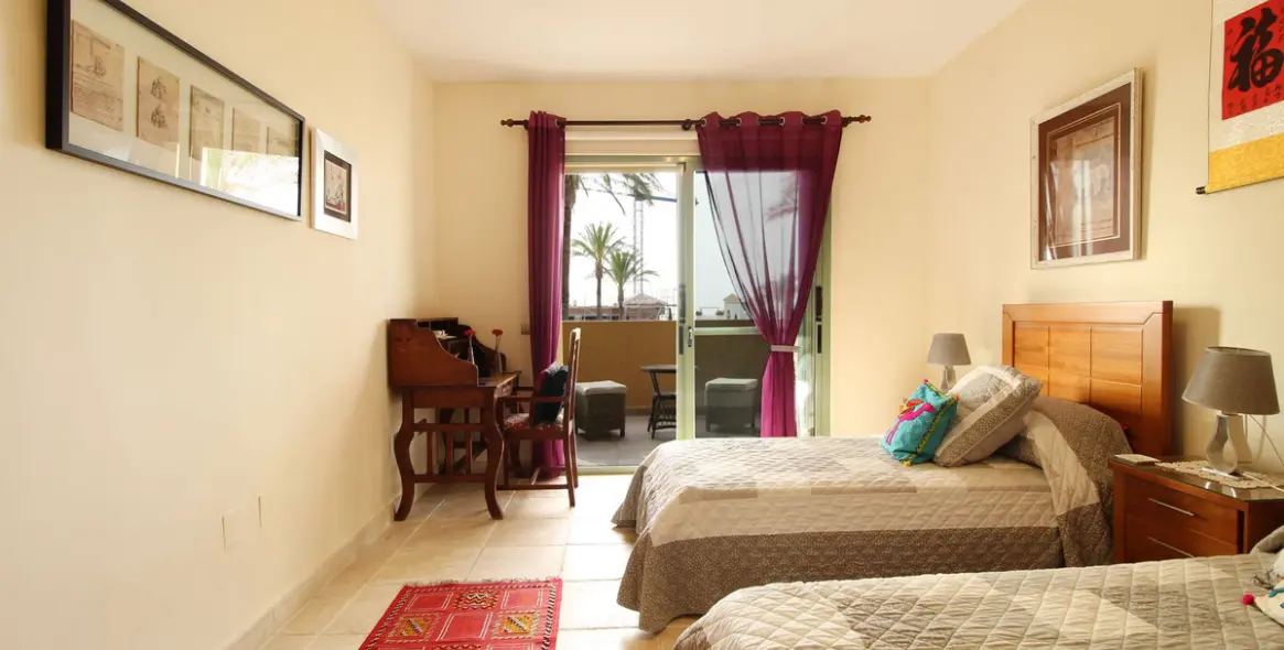 Sale of middle floor apartment in Los Flamingos 19