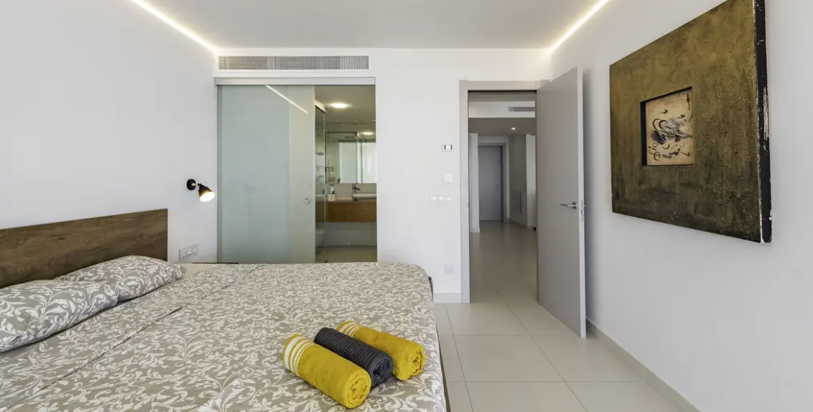 Sale of middle floor apartment in Higueron 23