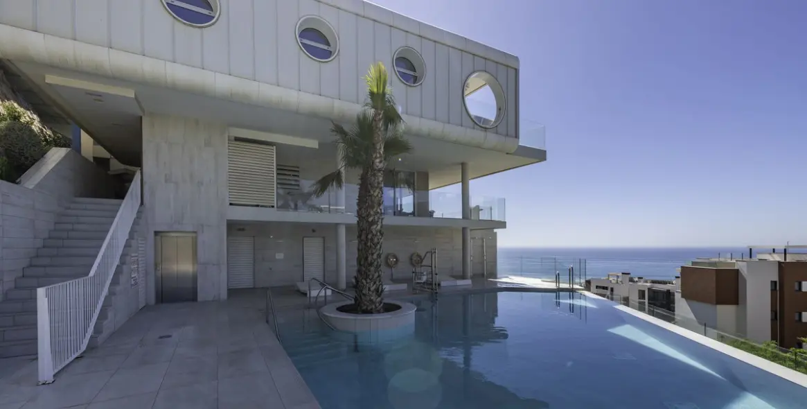 Sale of middle floor apartment in Higueron 31