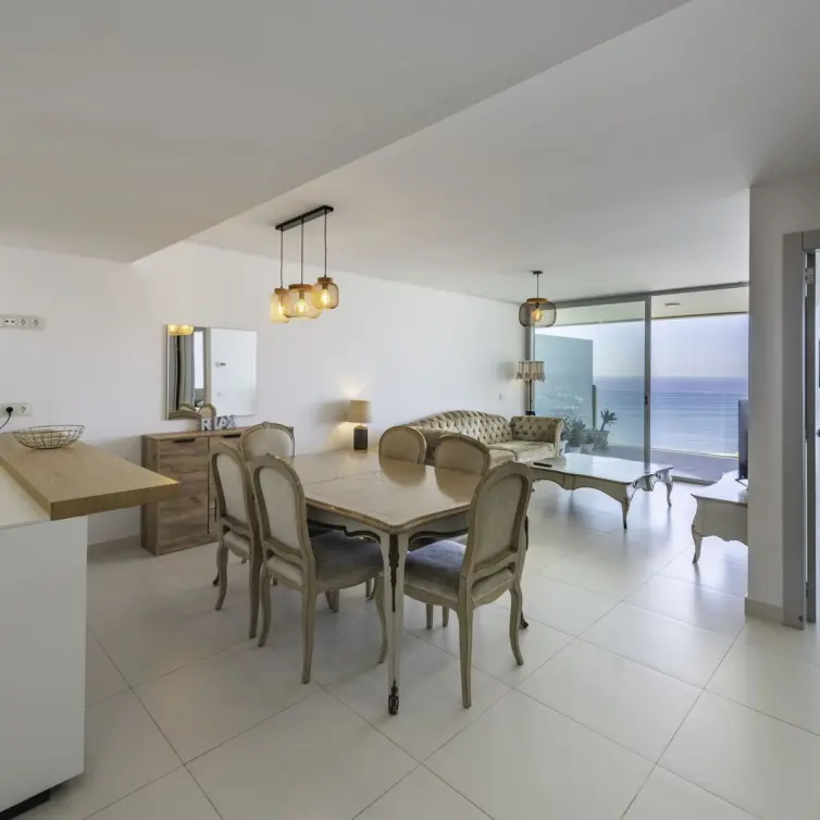 Sale of middle floor apartment in Higueron