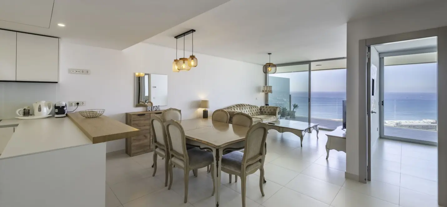 Sale of middle floor apartment in Higueron 1