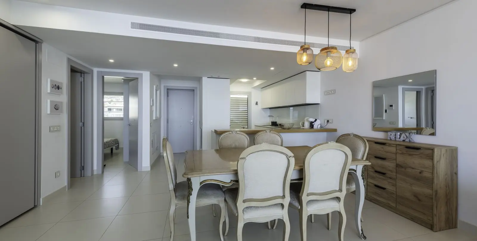 Venta de apartamento en planta media en Higueron 8