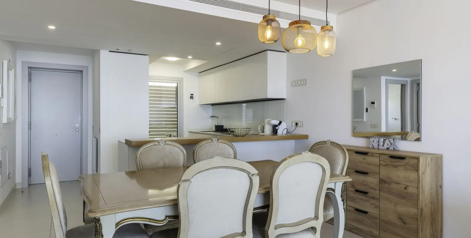 Venta de apartamento en planta media en Higueron 9